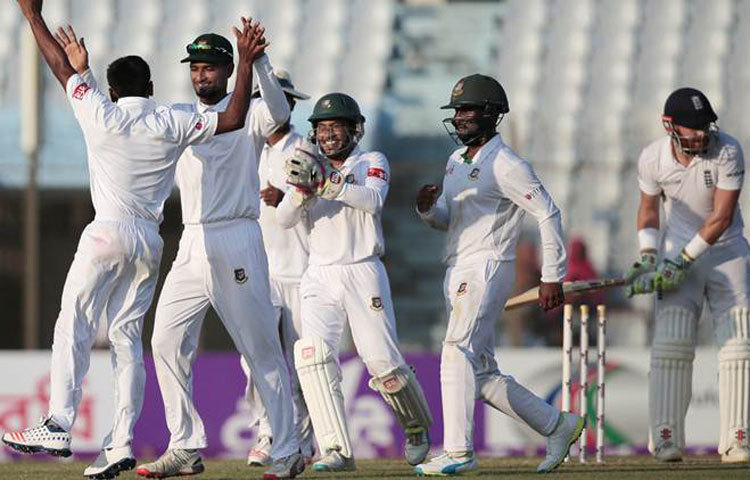 মেহেদী হাসান মিরাজের বলটা গ্যারি ব্যালান্স রক্ষণাত্মক ভঙ্গিতেই খেলতে পরাস্ত হয়ে বল লাগে তার পেছনের পায়ে। বাংলাদেশের জোরালো আবেদনে অবশ্য সাড়া দেননি আম্পায়ার। রিভিউ নেন মুশফিক। ফল বাংলাদেশের পক্ষেই আসে। রিভিউয়ে সূচনা এখান থেকেই ।