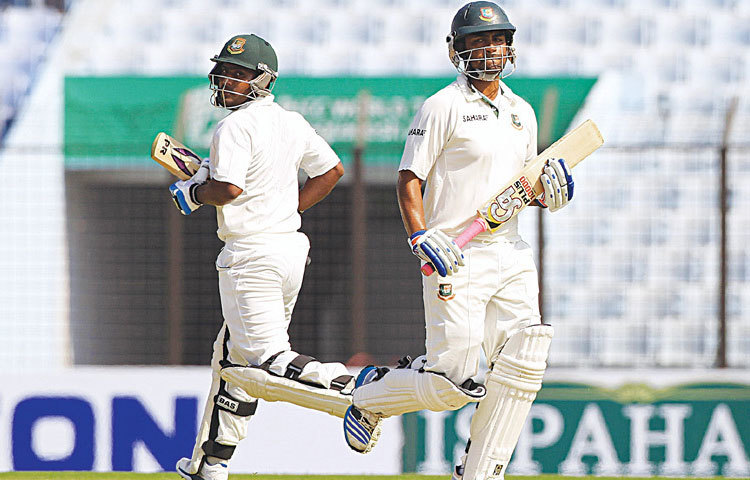 ইংল্যান্ডের ২৯৩ রানের জবাব দিতে নেমে শুরুতে দেখেশুনেই খেলছিলেন তামিম ইকবাল ও ইমরুল কায়েস। প্রথম ১০ ওভারে দুটি চার আসে ইমরুলের ব্যাট থেকে। তামিম তখনো বাউন্ডারি মারেননি।