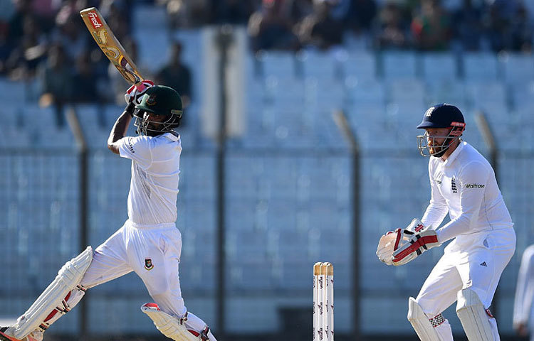 মাহমুদউল্লাহর বিদায়ের পর অধিনায়ক মুশফিকুর রহীমের সঙ্গে দারুণ ব্যাটিং করছিলেন দেশ সেরা ওপেনার তামিম ইকবাল। কিন্তু বুড়ো গ্যারেথ ব্যাটির বলে মনসংযোগ ধরে রাখতে পারলেন না তামিম।তবে ঘরের মাঠে টেস্টে ২ হাজার রান পূর্ণ করলেন তামিম ইকবাল।