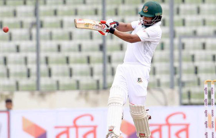 শুরু থেকে সতর্ক তামিম নিজের প্রথম রান নেন ২০তম বলে। ধীরে শুরু করলেও দ্রুতই খোলস ছেড়ে বের হন তামিম। দলীয় ৫০ রান উঠতেই তার ব্যাট থেকে ৫টি বাউন্ডারির মার দেখা যায়।