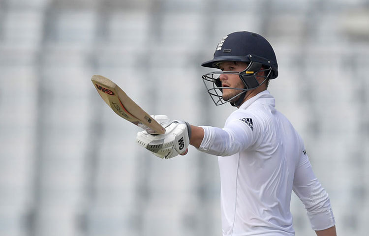 চা-বিরতির পর তৃতীয় সেশনের প্রথম বলেই বাংলাদেশকে বেকথ্রু এনে দেন মেহেদি হাসান মিরাজ। 