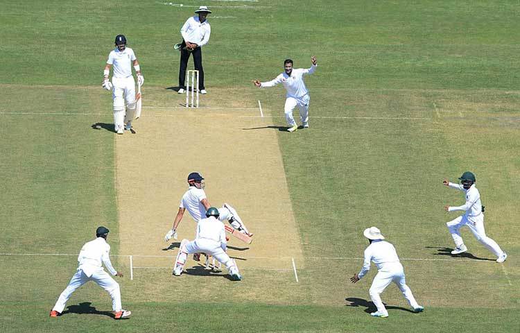 একদিকে যেমন মঈন আলি রিভিউ কপালে অপরদিকে রিভিউ দুর্ভাগা সাকিব আল হাসান। তার বলে তিন-তিনবার কুমারা ধর্মসেনা তর্জনী তুলে মঈনকে আউট ঘোষণা করেন। তিনবারই রিভিউ নিয়েছে ইংল্যান্ড। আর প্রতিবারই ইংলিশ ব্যাটসম্যান নট আউট।