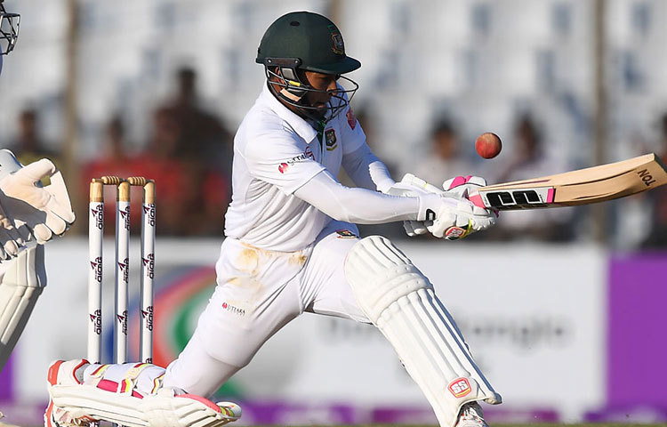 দিনের খেলা শেষ হতে বাকি ছিল আর মাত্র তিন ওভার। এদিকে নিজের হাফ সেঞ্চুরির জন্য দলীয় অধিনায়ক মুশফিকের দরকার ছিল মাত্র ২ রান। দ্বিতীয় দিন শেষ বেলায় এসে চাপ সামলাতে পারলেন না মুশফিকুর রহিম।