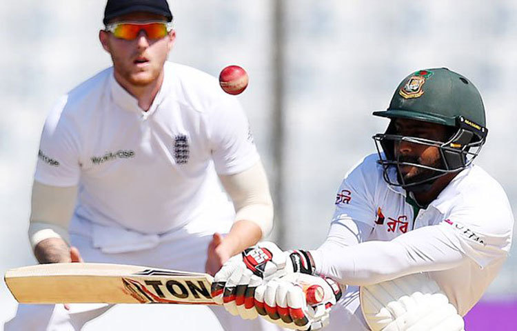 টস জিতে ইংলিশদের বিপক্ষে ব্যাট করতে নেমে শুরুতেই বিদায় নিলেন ইমরুল কায়েস। ব্যক্তিগত ১ রান করে ক্রিস ওকসের বলে বেন ডাকেটের হাতে ক্যাচ দিয়ে সাজঘরে ফেরেন টাইগার এই ব্যাটসম্যান।