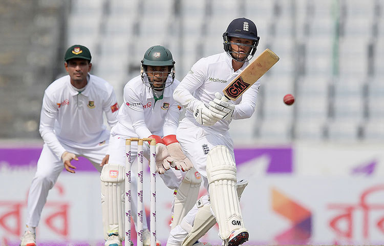 উইকেটে থিতু হওয়া ওপেনার বেন ডাকেটকে সরাসরি বোল্ড করে ফেরান ডানহাতি স্পিনার মিরাজ।