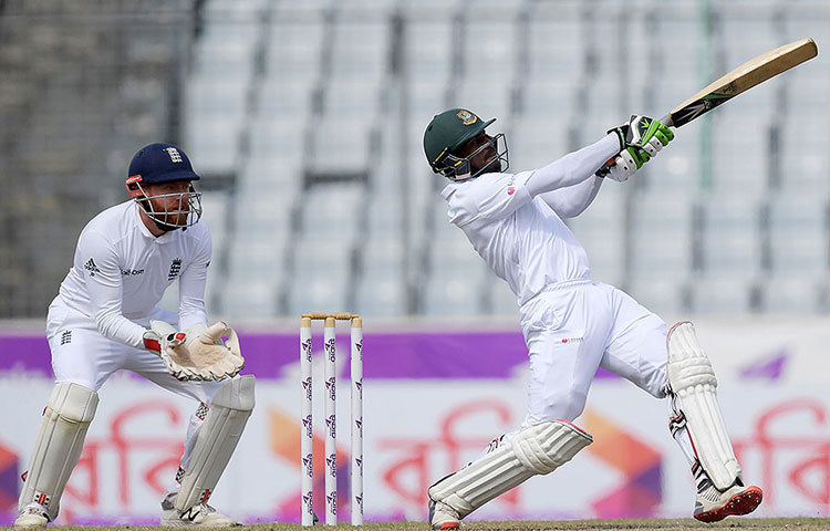 ৬৪ বলে সাত চার ও এক ছক্কায় ৫৬ রান করেন ডাকেট। পরের ওভারেই জো রুটকে (১) এলবির ফাঁদে ফেলেন সাকিব।