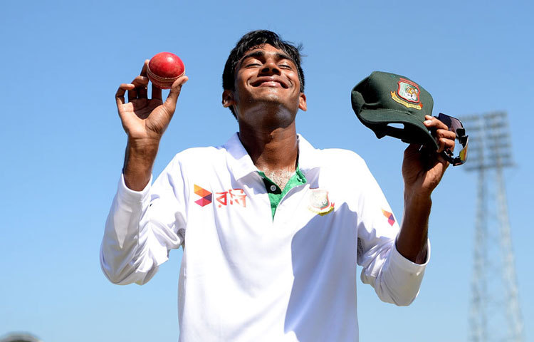 এর আগে দ্বিতীয় দিন প্রথম ঘণ্টা পার হওয়ার আগেই ২৯৩ রানে গুটিয়ে যায় ইংল্যান্ডের প্রথম ইনিংস। অভিষেকে ৬ উইকেট নিয়ে আলো ছড়িয়েছেন অফ স্পিন অলরাউন্ডার মেহেদী হাসান মিরাজ।