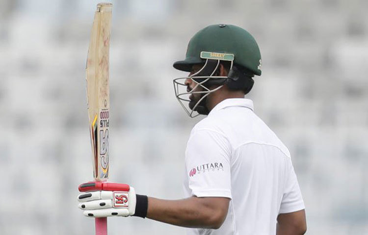ক্রিকেট পরিবারের ছেলে, টাইগারদের ওপেনার তামিম ইকবাল টেস্ট ক্যারিয়ারে দেখা পেলেন ২০তম অর্ধশতকের। শুক্রবার সফরকারী ইংল্যান্ডের বিপক্ষে সিরিজের দ্বিতীয় টেস্টে সাতটি চারের সাহায্যে তিনি অর্ধশতকের কোটা পার করলেন।