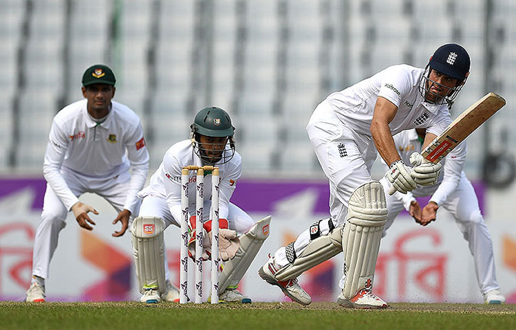 ঢাকা টেস্টের দ্বিতীয় ইনিংসে স্বাগতিক বাংলাদেশ অলআউট হওয়ার আগে সংগ্রহ করে ২৯৬ রান, তাতে টাইগারদের লিড দাঁড়ায় ২৭২ রান।