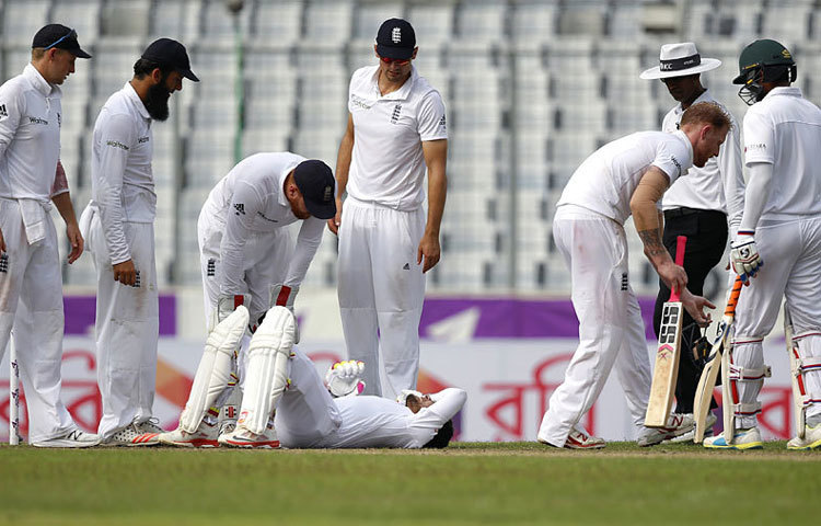 আঘাত পেয়ে মাঠে পরে আছে মুশফিকুর রহিম। ঠিক মুশফিকের মত ইংল্যান্ডের হঠাৎ ঝড়ে ধরাশায়ী বাংলাদেশ।