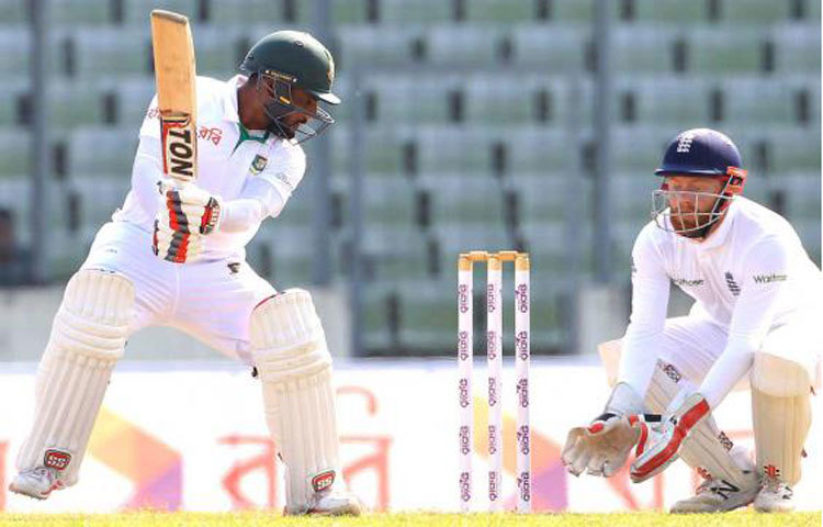 প্রথম ঘণ্টায় মাত্র ১ উইকেট পড়েছে বাংলাদেশের। প্রথমে ইমরুল, মধ্যাহ্ন বিরতির আগ দিয়ে আউট হয়ে ফিরলেন সাকিব ও মুশফিক।