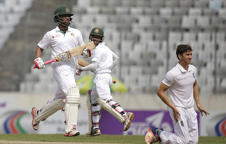 ব্যক্তিগত ১ রানে ক্রিস ওকসের বলে বেন ডাকেটের হাতে ক্যাচ দিয়ে সাজঘরে ফেরেন ওপেনার ইমরুল কায়েস। এরপর মুমিনুলকে নিয়ে দলের হাল ধরেন তামিম। এই জুটি বড় ইনিংসের স্বপ্ন দেখাচ্ছিল।