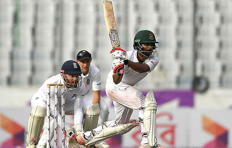 শুরু থেকেই আগের দিনের দুই অপরাজিত ব্যাটসম্যান ইমরুল কায়েস ও সাকিব আল হাসান আক্রমণাত্মক খেলার চেষ্টা করে গেলেন।
