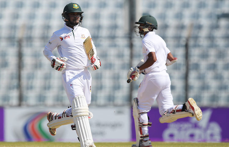 সাব্বির রহমান এবং তাইজুল ইসলাম জায়গা বদল করে একটি রান সংগ্রহ করছেন।