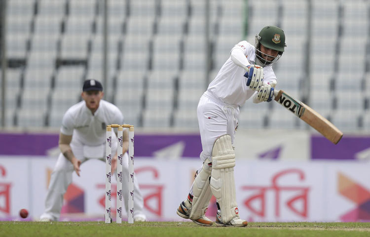 তামিমের আউটের পর দ্রুত বিদায় নেন মুমিনুলও। মইন আলির ফুল লেংথ বল পেছনের পায়ে খেলতে গিয়ে ব্যক্তিগত ৬৬ রান করে বোল্ড হয়ে ফিরেন মুমিনুল হক।