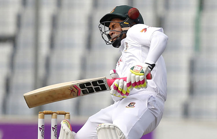 বেন স্টোকের হঠাৎ এক বাউন্সার আঘাত হানে মুশফিকের মাথায়। পুরো দেশ তখন স্তব্ধ বড় কিছু হয়ে গেল নাতো? মুশফিকের বাবা-মাও তখন গ্যালারিতে অঝোরে কাঁদছে। কিন্তু কিছুক্ষণ পরেই ইশারা করে জানিয়ে দিলেন মুশফিক ঠিক আছে।