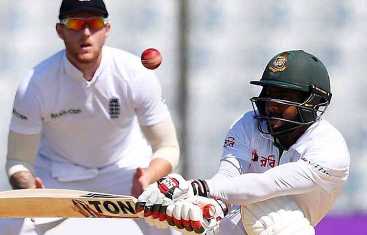 কিন্তু সেটি না করে ইংল্যান্ডের দুই স্পিনারের বিপক্ষে একের পর এক সুইপ আর রিভার্স সুইপ খেলার চেষ্টা করেই গেলেন। কখনো এগিয়ে এসে মারতে গিয়ে মিস করলেন।