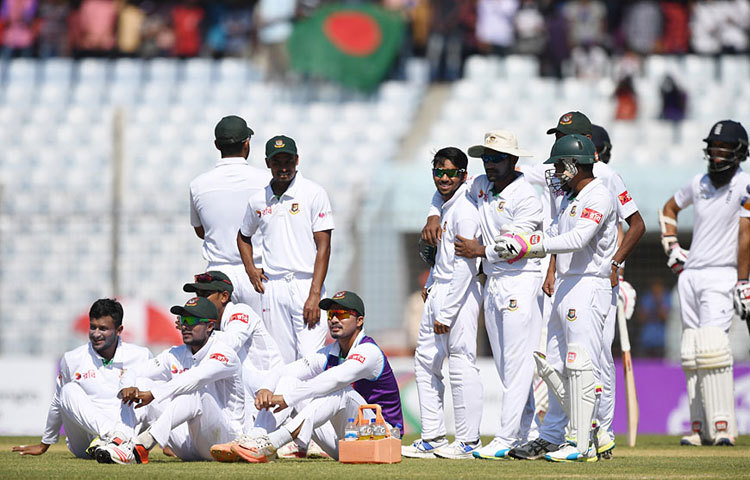 প্রথম ইনিংসই রিভিউয়ের নতুন রেকর্ড দিয়ে শুরু। এক ইনিংসে ১০টি রিভিউ দিয়ে শুরু যে টেস্ট, শেষ পর্যন্ত সেটি ম্যাচের রেকর্ডে গিয়ে থামল। চট্টগ্রাম টেস্টে মোট ২৬ বার রিভিউ নেওয়া হয়েছে।