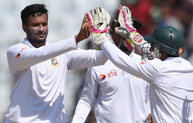 ১৫ মাস পর মাঠে নেমে পরিবেশের সাথে মানিয়ে নেওয়া : যখন প্রায় ১৫ মাস পর সাদা পোশাকে মাঠে নামল টাইগাররা। সবার মনে তখন সঙ্কা যে ইংল্যান্ডের ২০ উইকেট তুলে নেওয়ার যোগ্যতা রাখেতো বাংলাদেশের বোলাররা। কিন্তু ইংল্যান্ডের ২০ উইকেট ধসিয়ে দিয়ে যোগ্যতার প্রমাণ রাখল টাইগাররা।