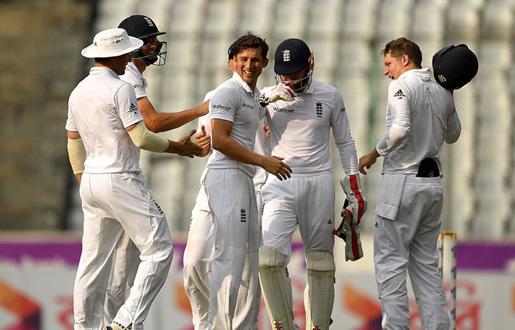 দুই ওপেনার তামিম-ইমরুল মিলে দ্বিতীয় ইনিংসে ভালোই সূচনা এনে দিলেন বাংলাদেশকে। ইংল্যান্ডের নেয়া ২৪ রানের লিড শুধু পারই হননি। দ্রুত বাংলাদেশকেও লিড এনে দিলেন তারা।