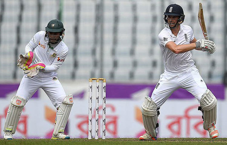 ইংলিশদের বিপক্ষে দ্বিতীয় ইনিংসে লিড নিয়েছে বাংলাদেশ। এ রিপোর্ট লেখা অবধি বাংলাদেশের সংগ্রহ ২ উইকেটে ১০০ রান।