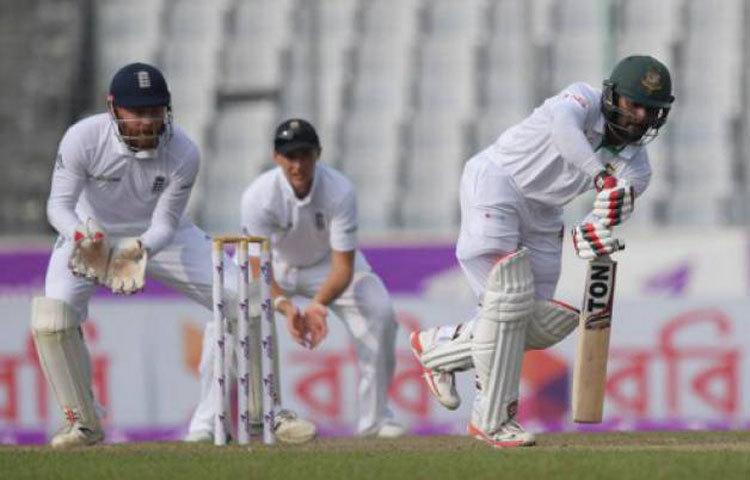 টাইগারদের লিড বেড়ে দাঁড়িয়েছে ৭৬ রান। ইমরুল কায়েস ২৮ আর মাহমুদুল্লাহ রিয়াদ ২৬ রানে ব্যাট করছেন।