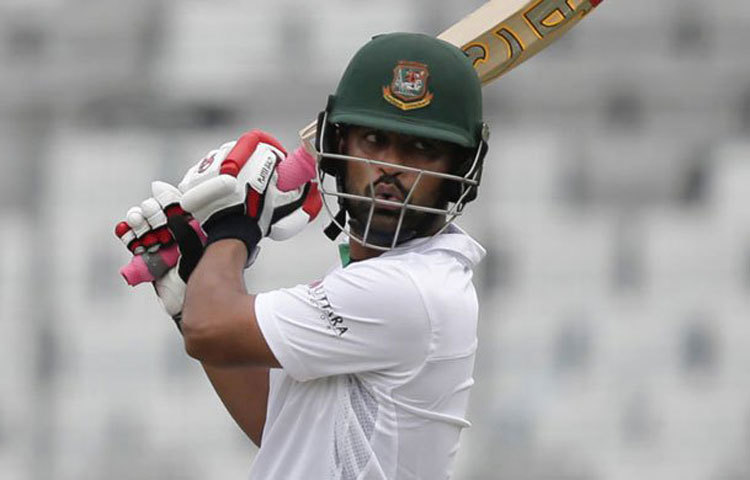 সফরকারীদের থেকে ২৪ রানে পিছিয়ে থেকে টাইগারদের হয়ে ব্যাটিং শুরু করেন গত ইনিংসের সেঞ্চুরিয়ান তামিম ইকবাল এবং ইমরুল কায়েস। ইনিংসের ১৩তম ওভারে তামিমের বিদায় বাংলাদেশের প্রথম উইকেটের পতন ঘটে।