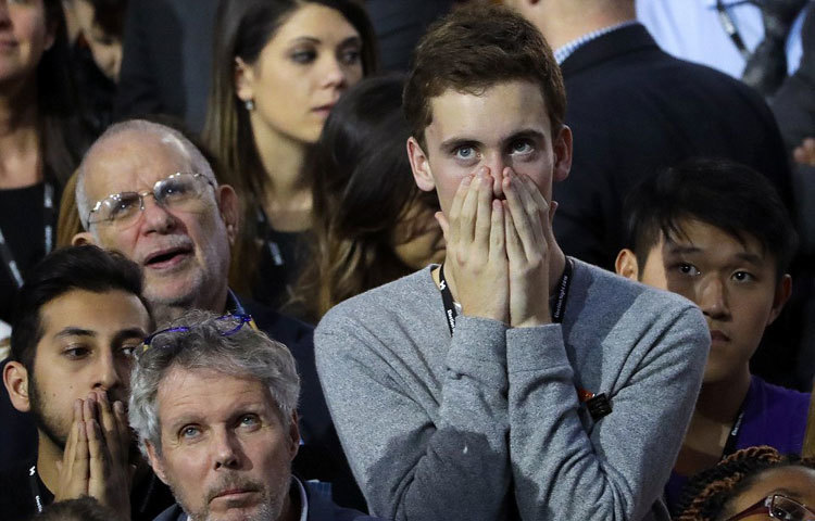 এই ফলাফল যেন কিছুতেই মানতে পারছেন না হিলারির সমর্থকরা। ছবি : ডেইলি মেইল