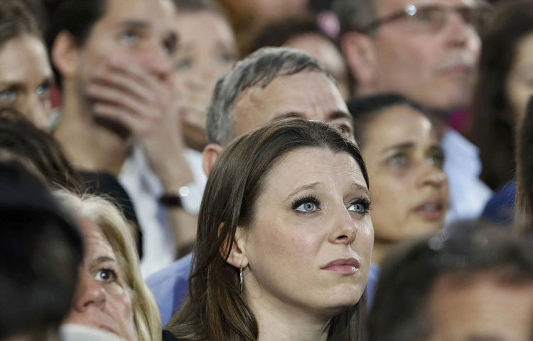 বিশেষ করে হিলারির নারী সমর্থকরা এই পরাজয় যেন কিছুতেই মেনে নিতে পারছেন না। ছবি : ডেইলি মেইল