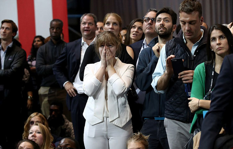 হিলারির এ সমর্থকের এই ফলাফল কিছুতেই বিশ্বাস হচ্ছে না। ফলাফল নিয়ে সবাই হতাশ।ছবি : ডেইলি মেইল