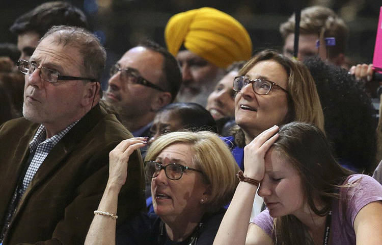 হিলারির সর্মথকের মাথায় হাত। বিশ্বের সবারই বিশ্বাস ছিলো হিলারি ক্লিনটনই জিতবেন। কারণ, হিলারির সমর্থকের সংখ্যাই ছিল বেশি। ছবি : ডেইলি মেইল