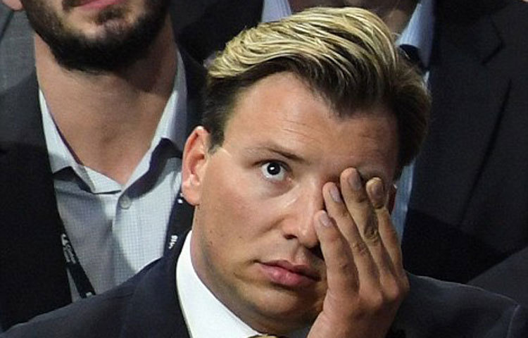 অশ্রুসজল চোখে হিলারি সমর্থক। নিরবে এই মেনে নিয়েছেন এই পরজয়।ছবি : ডেইলি মেইল