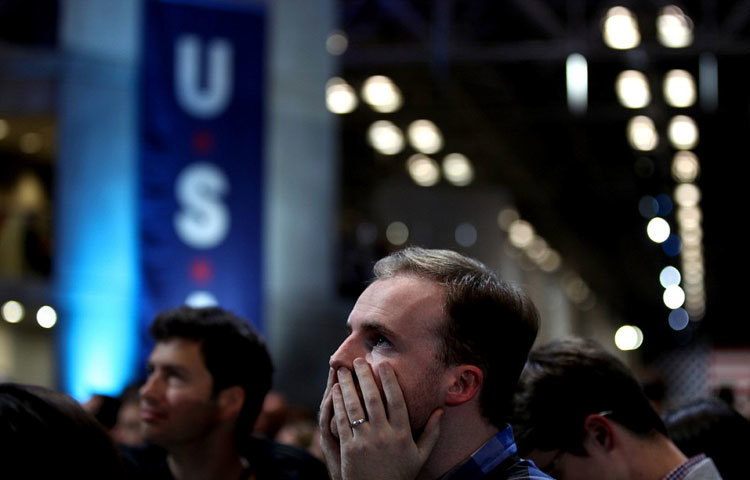 কিন্তু নির্বাচনের ফল ঘোষণার সময় দেখা যাচ্ছে, বেশ বড়োসড়ো ব্যবধানেই এগিয়ে আছেন ট্রাম্প। তাই হিলারির এ সমর্থক কান্নায় ভেঙে পড়েছেন।ছবি : ডেইলি মেইল