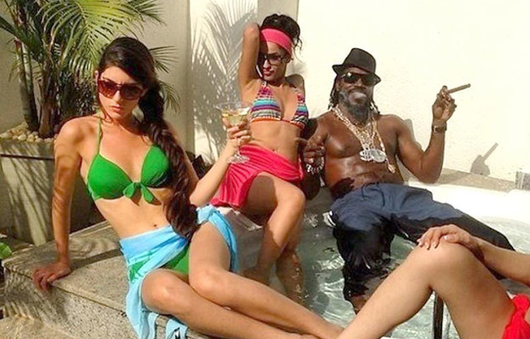 খেলতে নামলে কিন্তু বাকি সব ভুলে যান গেইল। যেদিন তার ব্যাটে ঝড় ওঠে, সেদিন বিপক্ষের বোলারের রাতের ঘুম উবে যায়।