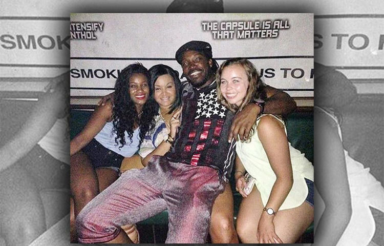 বারবার করে বিতর্কে জড়িয়েছেন। সেই বিতর্ককে গুরুত্বও দেননি ক্যারিবিয়ান দৈত্য। তিনি আছেন নিজের মতোই।