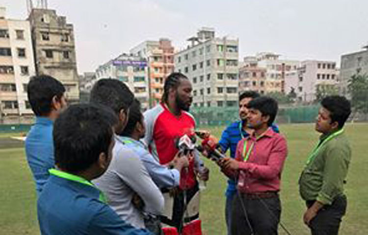 মাঠে নেমে সাংবাদিকদের মুখোমুখি হয়েছেন গেইল। তাদের সঙ্গে ভালো খেলার প্রত্যাশা করছেন।