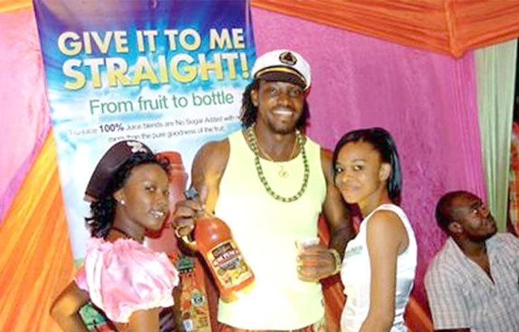 বিতর্কের জেরে গেইল একজন সমালোচিত ক্রিকেটার। তবে নিন্দুকদের সমালোচনাকে বৃদ্ধাঙ্গুলি দেখান গেইল।