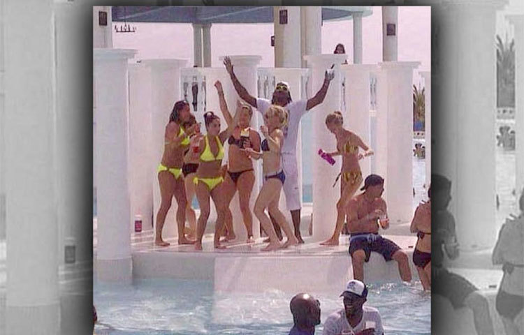 মহিলাদের সঙ্গে নাচতে ভীষণ পছন্দ করেন গেইল। সেই ছবি আবার ইনস্টাগ্রামে পোস্টও করেন তিনি। সেই ছবি আবার দারুণ জনপ্রিয় হয়।