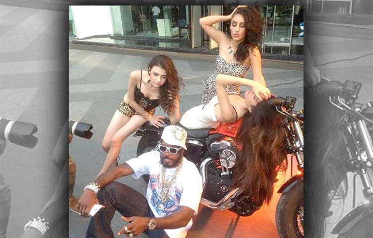 অস্ট্রেলিয়ান ক্রিকেটাররা গেইলকে পছন্দ করেন না। বিভিন্ন সময়ে অজি ক্রিকেটাররা তার বিরুদ্ধে দাঁত বের করেছেন বহুবার। পাল্টা দিয়েছেন গেইলও।