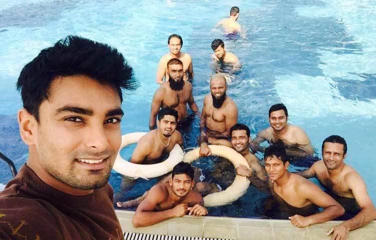 সেলফিতে আনন্দঘন মুহূর্তের দৃশ্যকে বন্দি করে রাখেন ভিক্টোরিয়ান্সরা।