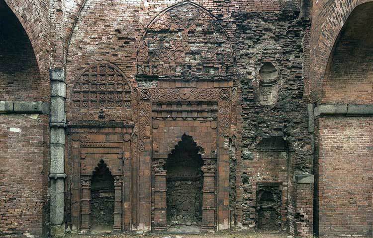 বর্তমানে জনশূন্য দারাসবাড়ি মসজিদটি ১৪৭৯ সালে সুলতান শামস উদ্দীন ইউসুফ শাহের আমলে নির্মিত হয়।