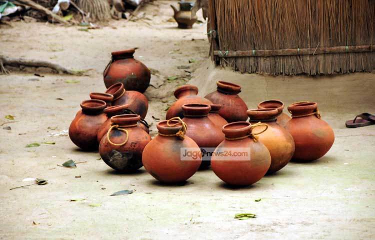 খেজুর রসের হাড়ি ধুয়েমুছে রস সংগ্রহের জন্য সাজিয়ে রাখা হয়েছে। ছবি : বিপ্লব দিক্ষিৎ