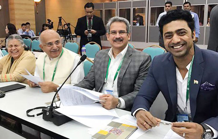 একজন সাংসদ হয়ে ঢাকা এসেছিলেন দেব। জানা গেছে, পাঁচদিনের জন্য সফর শেষে বুধবার বিকেলে একটি ফ্লাইটে কলকাতা উড়াল দিয়েছেন তৃণমূল কংগ্রেসের এই সাংসদ।