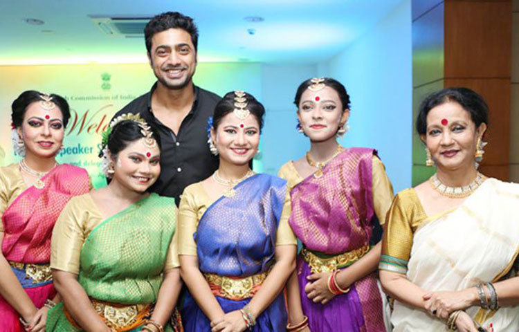 ইন্টার পার্লামেন্টারি ইউনিয়নের সম্মেলন যোগ দিয়ে দেব রাজনীতির নানাদিক নিয়ে মতামত প্রকাশ করেন।