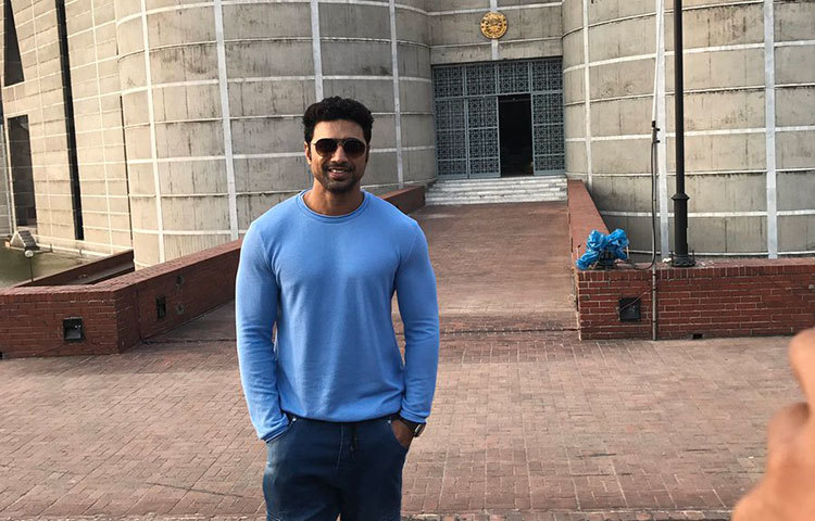 জাতীয় সংসদ ভবনের সামনে দাঁড়িয়ে ক্যামেরাবন্দী হয়েছেন দেব।