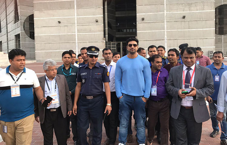 এই রাষ্ট্রীয় সফরের ফাঁকে দেব কথা বলেছেন দুই বাংলা মিলে যৌথ প্রযোজনায় ছবি নির্মাণের ব্যাপারে।