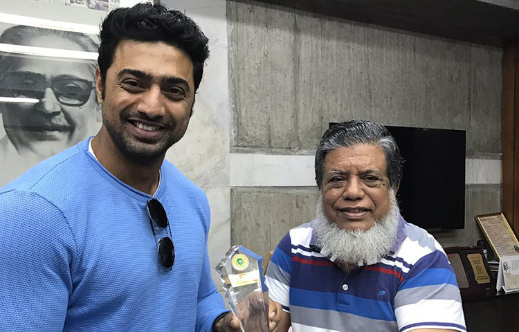 এটি ছিল দেবের তার তৃতীয় ঢাকা সফর। এর আগে ২০১২ ও ২০১৪ সালে ঢাকায় এসেছিলেন দেব।