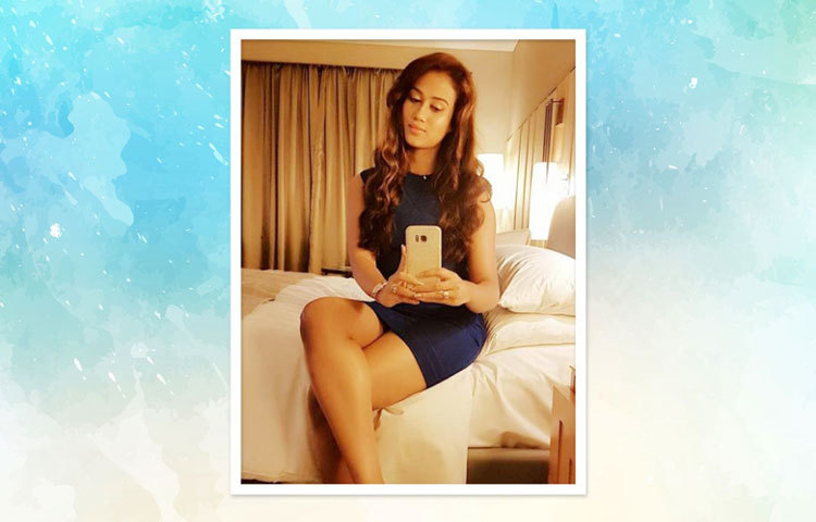 সেলফি কুইন দেবলীনা। তিনি সময়ে অসময়ে সেলফি তুলতে পছন্দ করেন।