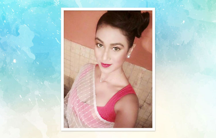 দেবলীনা সোশ্যাল মিডিয়াতে বেশ জনপ্রিয় এই অভিনেত্রী। তিনি প্রায় দিনে সারাক্ষণই সোশ্যাল মিডিয়াতে অ্যাকটিভ থাকেন।