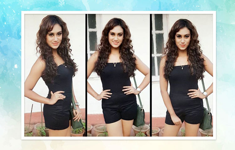 দেবলীনা অবসরে দীর্ঘ ভ্রমণে যেতে পছন্দ করেন। তাই তিনি দেশের বাইরেও মাঝে মধ্যে ভ্রমণ করতে যান।